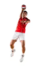 Joueur de handball sautant pour tirer au but