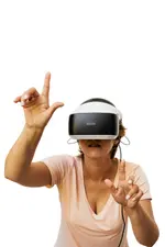 Joueur utilisant un casque de réalité virtuelle pour des sports virtuels